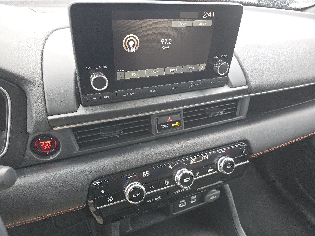 Used 2025 Honda Pilot Sport image 31