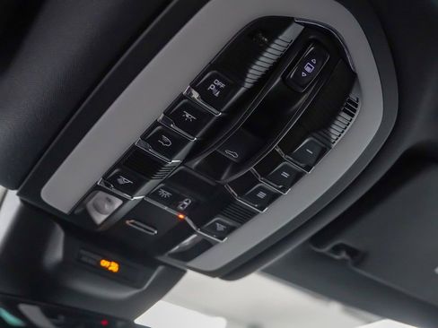 Used 2024 Porsche Macan image 28