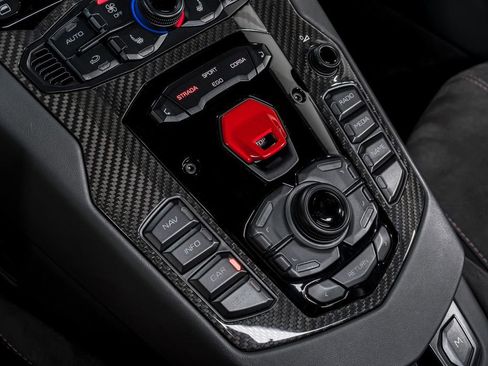 Used 2018 Lamborghini Aventador S image 27