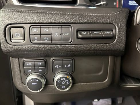 Used 2021 GMC Yukon Denali w/ Denali Premium Package AWD/4WD image 22