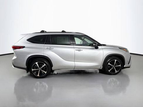 Used 2022 Toyota Highlander XSE AWD/4WD image 9