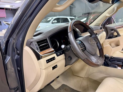Used 2016 Lexus LX 570 4WD w/ Luxury Package image 21