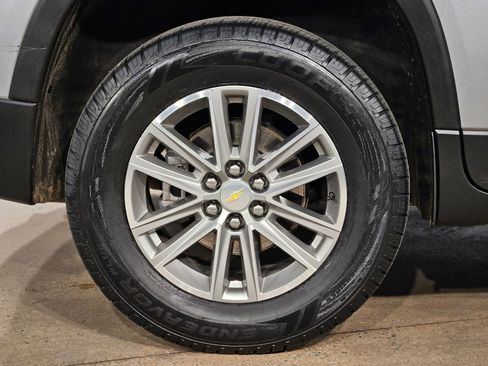 Used 2023 Chevrolet Traverse LT FWD image 17