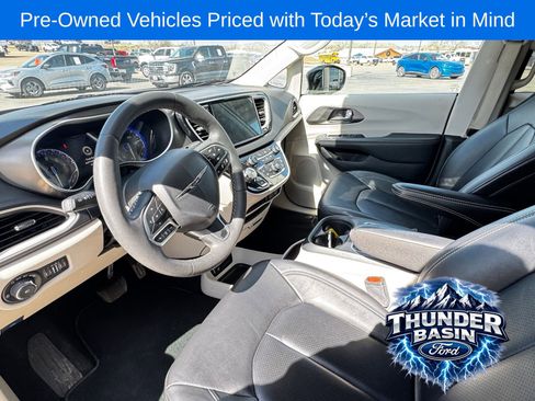 Used 2024 Chrysler Pacifica Touring-L FWD image 16