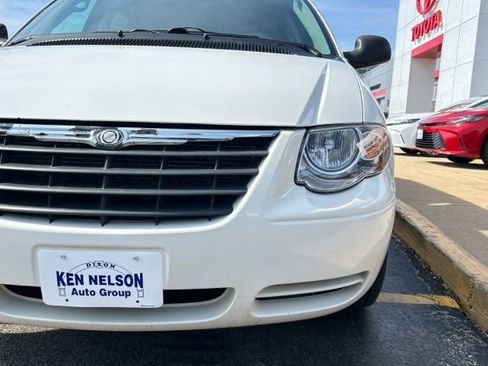 Used 2006 Chrysler Town & Country Touring image 3