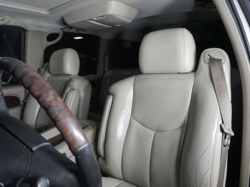 Used 2005 Chevrolet Suburban Z71 w/ Preferred Equipment Group image 10