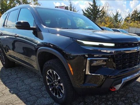 Used 2025 Chevrolet Traverse Z71 image 2