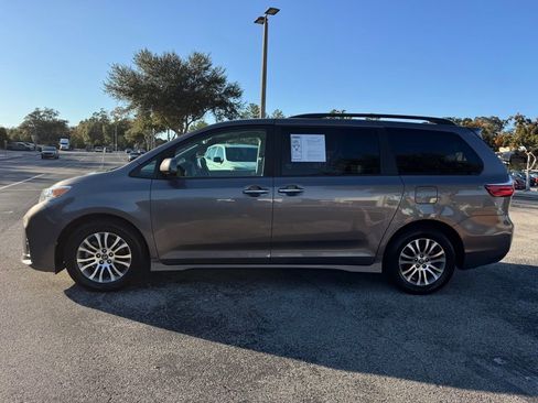 Used 2020 Toyota Sienna XLE Premium image 4