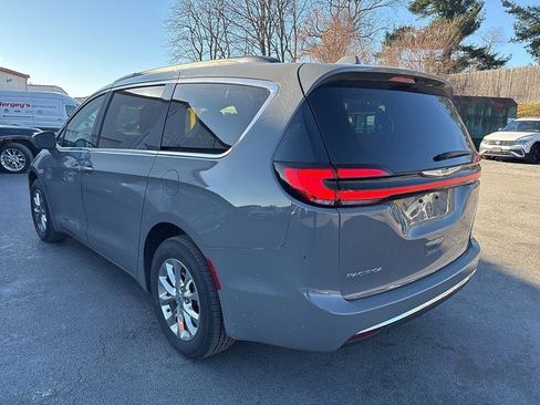 Certified 2022 Chrysler Pacifica Touring-L image 7