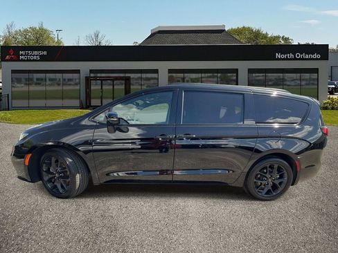 Used 2025 Chrysler Pacifica Limited image 2