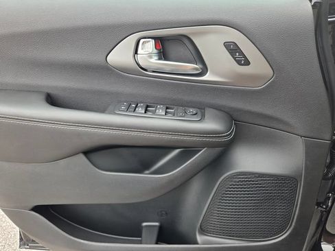 New 2027 Chrysler Pacifica Select FWD image 18