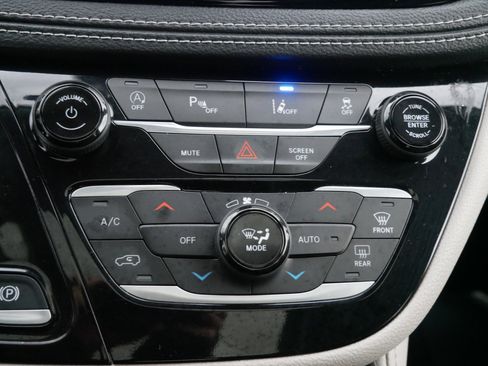 Used 2023 Chrysler Pacifica Limited image 21