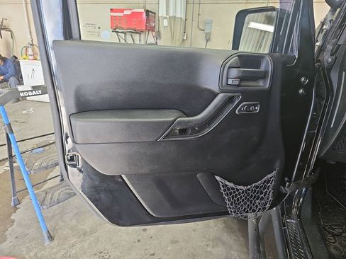 Used 2015 Jeep Wrangler Unlimited Rubicon w/ Connectivity Group AWD/4WD image 24