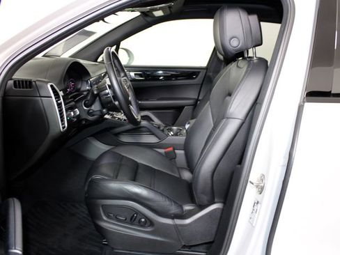 Certified 2023 Porsche Cayenne w/ Premium Package AWD/4WD image 5