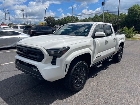 Used 2025 Toyota Tacoma SR5 AWD/4WD image 3