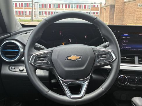 Used 2025 Chevrolet Trax LT w/ LT Convenience Package FWD image 31