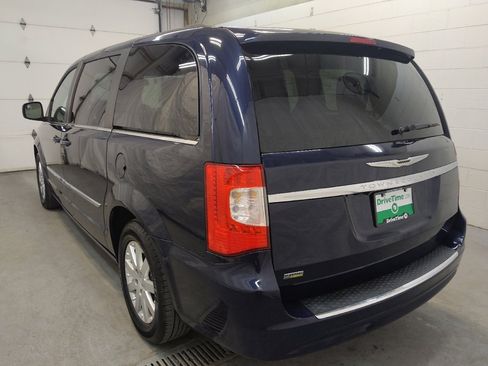Used 2016 Chrysler Town & Country Touring image 5