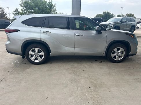 Used 2024 Toyota Highlander LE AWD/4WD image 7