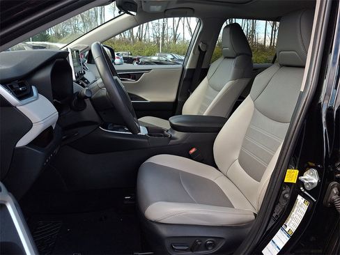 Used 2020 Toyota RAV4 Limited image 10