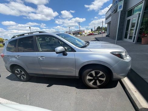 Used 2017 Subaru Forester 2.5i Premium w/ Popular Package #2A AWD/4WD image 2