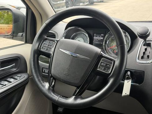 Used 2014 Chrysler Town & Country Touring-L FWD image 17