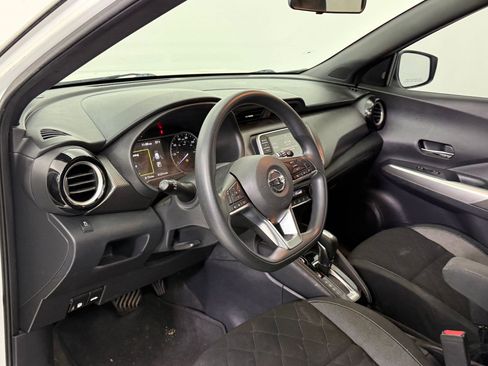 Used 2019 Nissan Kicks SV image 4