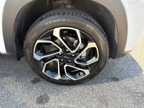 Used 2025 Chevrolet Trax RS w/ Sunroof Package FWD image 9