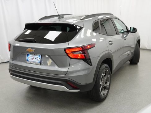 Used 2024 Chevrolet Trax LT w/ Driver Confidence Package FWD image 3