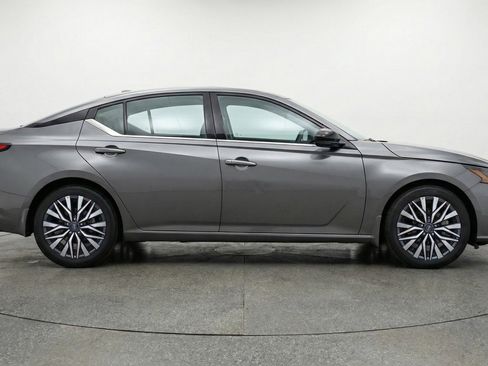 Used 2025 Nissan Altima 2.5 SV FWD image 11