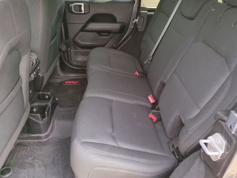 Used 2018 Jeep Wrangler Unlimited Sahara AWD/4WD image 19