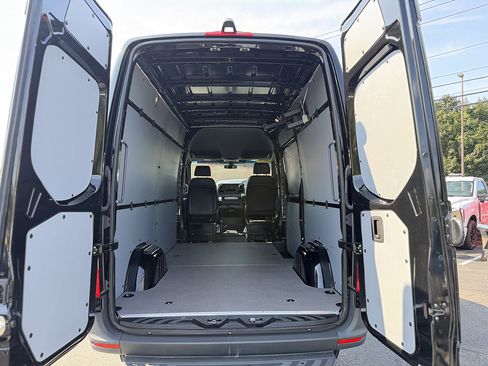 Used 2025 Mercedes-Benz Sprinter 2500 image 5