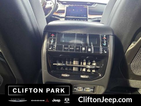 Used 2023 Jeep Grand Cherokee Summit AWD/4WD image 19