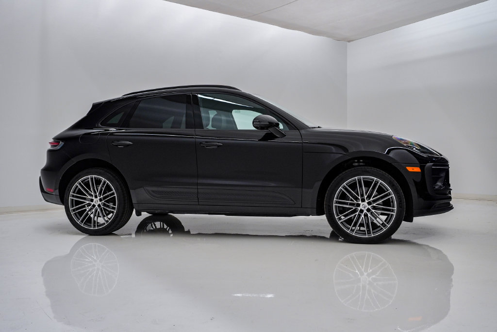 Certified 2026 Porsche Macan AWD/4WD image 9