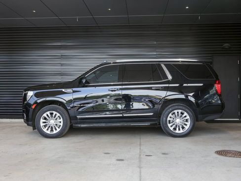 Used 2023 GMC Yukon SLT w/ SLT Luxury Package RWD image 2