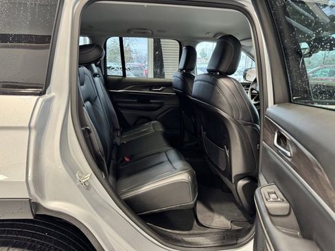 Used 2023 Jeep Grand Cherokee Limited image 17