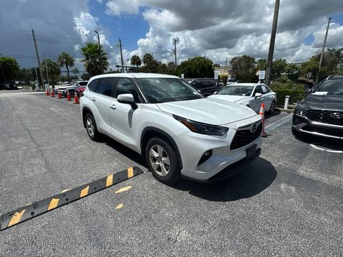 Used 2023 Toyota Highlander LE FWD image 8