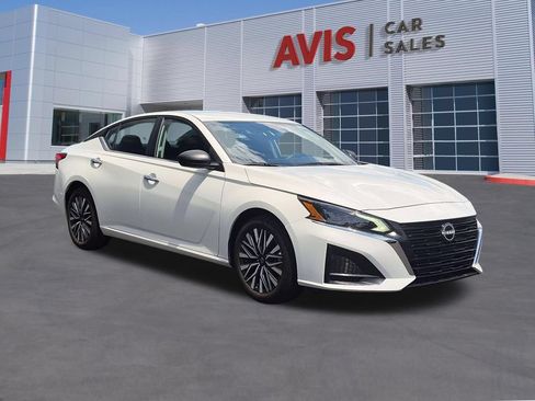 Used 2025 Nissan Altima 2.5 SV FWD image 3