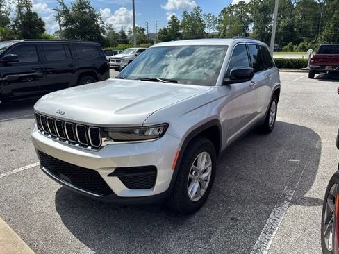 Used 2025 Jeep Grand Cherokee Laredo X RWD image 3