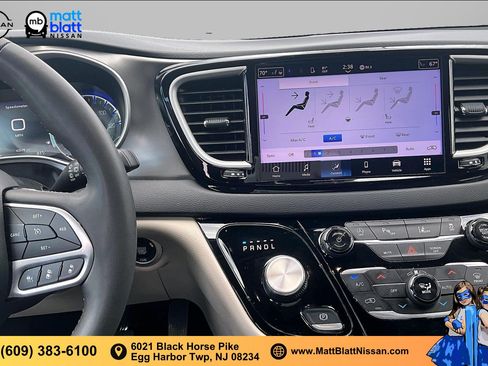 Used 2024 Chrysler Pacifica Touring-L FWD image 5