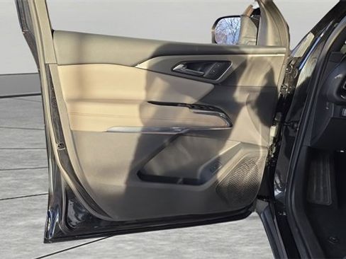 Used 2025 Chevrolet Traverse LT image 12