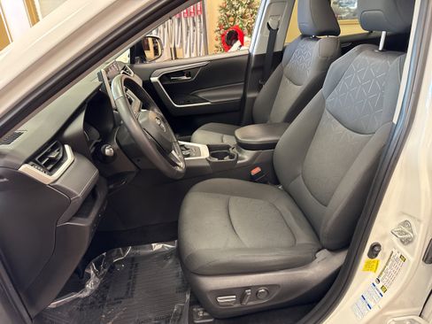 Used 2021 Toyota RAV4 XLE w/ Convenience Package image 31