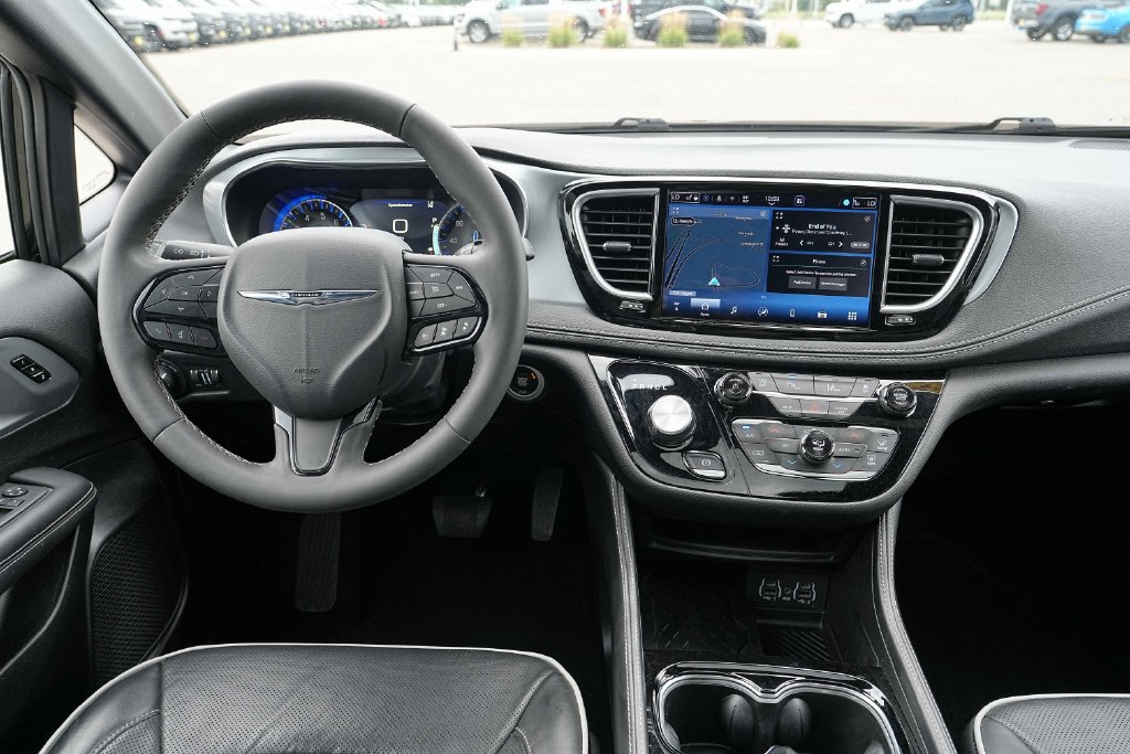 Used 2025 Chrysler Pacifica Limited FWD image 29