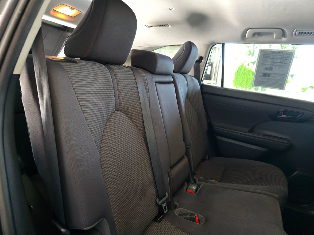 Used 2022 Toyota Highlander LE AWD/4WD image 30