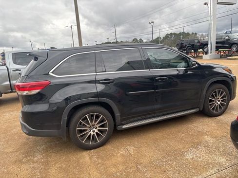 Used 2018 Toyota Highlander SE image 2