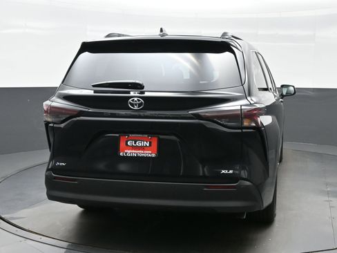 Used 2026 Toyota Sienna XLE FWD image 5