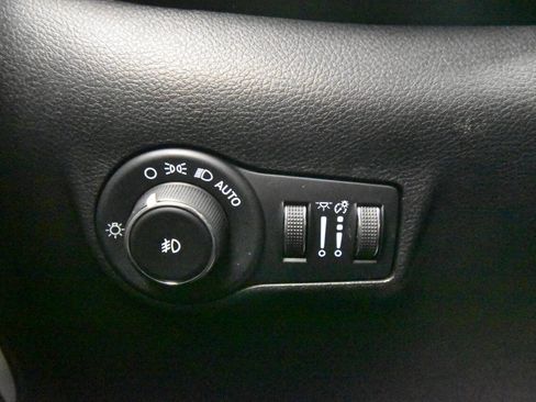 Used 2022 Jeep Compass Limited image 28