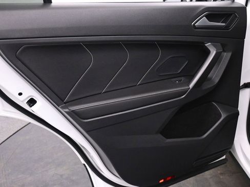 Used 2022 Volkswagen Tiguan SE w/ Panoramic Sunroof Package FWD image 16