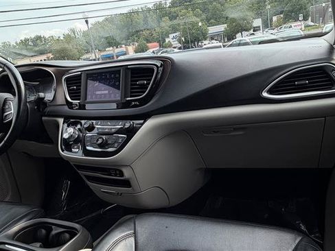 Used 2018 Chrysler Pacifica Touring-L FWD image 35
