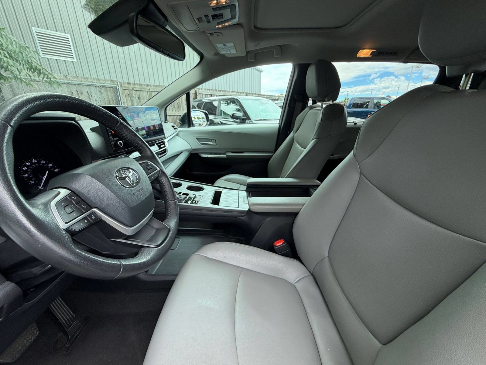 Used 2025 Toyota Sienna XLE FWD image 26