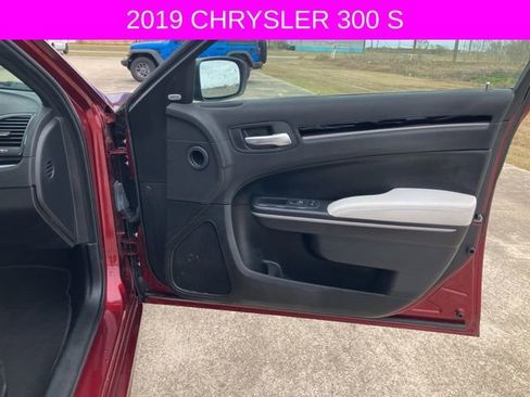 Used 2019 Chrysler 300 S w/ Safetytec Plus Group image 13